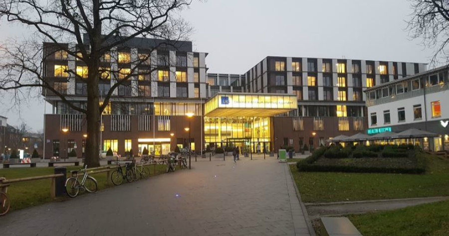 University Hospital Hamburg-Eppendorf Night.jpg